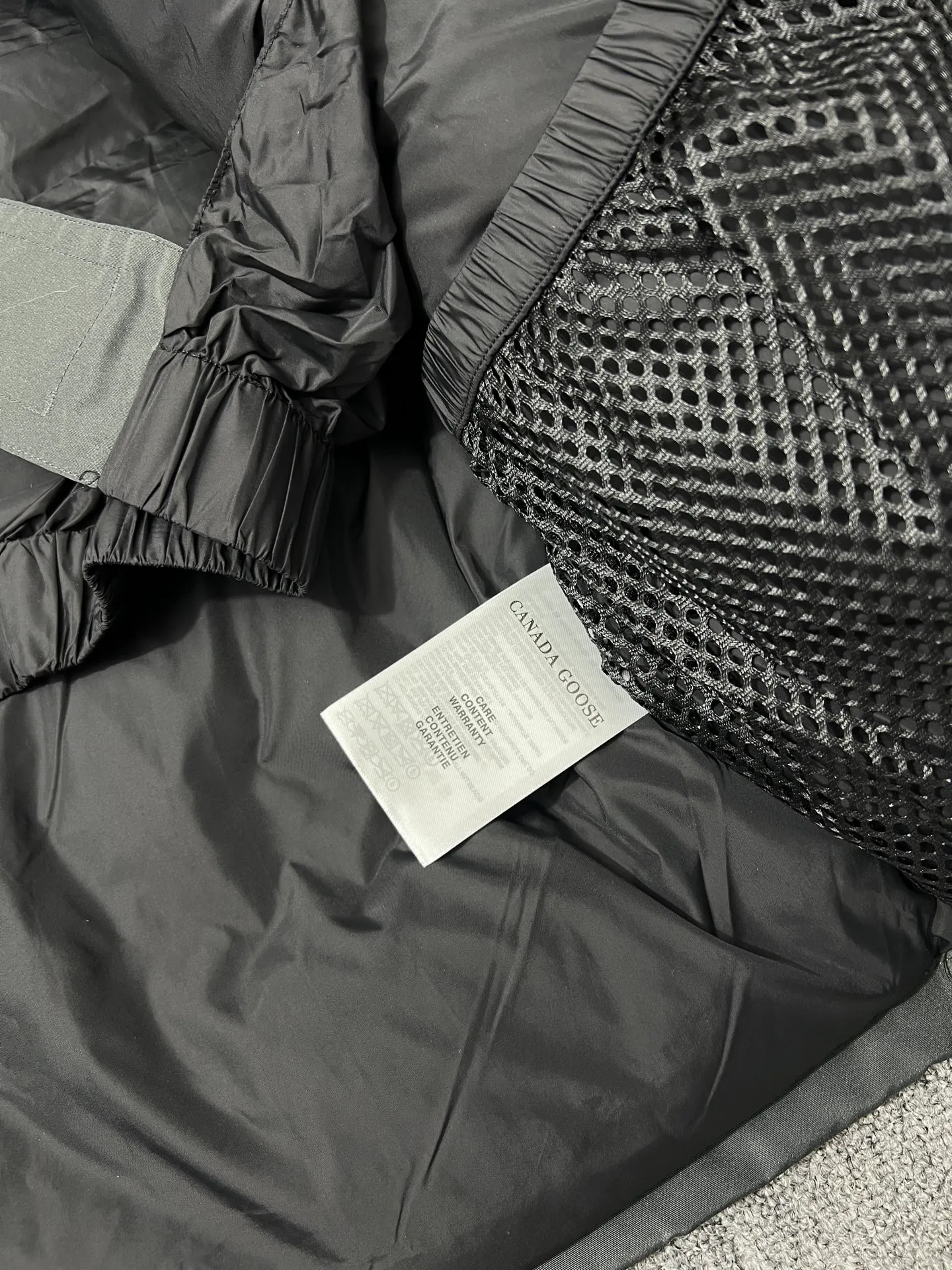 P780 🆕 Top original version, supports chip sensor with handbag 𝗖𝗮𝗻𝗮𝗱𝗮 𝗚𝗼𝘀𝗲 / 🇨🇦 Canada Goose 08 Down Jacket ⚠️ Partners who have been cooperating with us in the past few years know that no matter what is produced outside, our pure genuine trading company ships ❗️ After the test of time, we have received rave reviews. You can compare the market products with us. If you are not satisfied, you can return it at will. You are also welcome to come to ZG to see it and then come to my home to buy‼  1⃣️ The filling is 80% white duck down, with a weight of 500g. Regarding the down content, you can feel it with your hands. Good down has no embarrassment and can be called a walking duvet! 2⃣️ The fabric is made of Feather-Light 10D waterproof coating fabric, which is made of 84.5 polyester fiber and 15.5 cotton. The surface is treated with a special Teflon protective coating produced by DuPont to prevent wind and splash water, and makes the clothing anti-pollution and long-lasting new features! 3⃣️ One-piece seamless cuffs, 13cm official length, all seals are stamped, and all the inner liner is hemmed. The overcoat means sewing all the inner liner once. On the one hand, it is to prevent the velvet from running off, and on the other hand, it can keep the stiffness of the clothes! 4⃣️ Original Yoshida Kogyo Kabushikigaisha zipper, top-grade zinc alloy electroplated zipper with the highest specifications, using precise Japanese craftsmanship, raw materials and management methods. Each zipper can withstand 100,000+ openings and closings 5⃣️ The detachable fur collar is made of top-grade imported wolf fur, which is not comparable to the loose and soft raccoon fur and fake fur on the market. It is a natural Siberian coyote fur collar. The delicate and strong feel is the sense of life that comes from the erosion of wind and frost in nature. 6⃣️ Main logo double-thread 9-needle locking stranded embroidery, electronic digital automatic embroidery, maple leaves with sharp edges. Size: XS-XXL Color: black, off-white, graphite gray, sapphire blue Dark Blue Pink Azure Graphite Gray Black Label Shoulder Width Chest Sleeve Length Clothes Length Recommended Weight kg 67 87 80-90 2XL 58 136 69 89 90-105